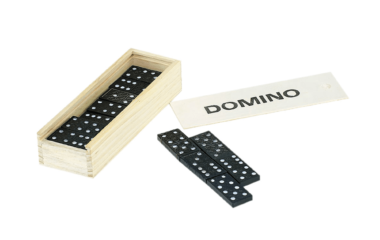 Les izžareva toplino in prijaznost, saj je naraven material.

Domino je družabna igra prirejena s pravokotnimi ploščicami (dominami),razdeljenimi na dve polji. Na vsakem polju je navadno od 0 do 6 pik.

POTEK IGRE:

 	Vsak igralec dobi enako število domin. Eno domino damo na sredino in sedaj igralci po vrsti prilagajo svoje domine in sicer na oba konca, če imajo domine z istim številom pik. Zmaga tisti, ki prvi priloži vse svoje domine.
 	Domine položimo na mizo tako, da so s hrbtno stranjo obrnjene navzgor. Eden izmed igralcev premeša domine. Nato poljubno obrne eno izmed domin. S to domino se igra prične. Nato igralec levo od igralca, ki je obrnil prvo domino, prične z igro. Iz preostalih domin izvleče eno. Domino lahko priloži le, če ima ta isto število pik. Če domina nima istega števila pik, obrača domine toliko časa, dokler ne izvleče takšne z istim številom. Domine, ki je izvlekel in niso imele isto število pik položi igralec pred sebe tako, da so obrnjene s hrbtno stranjo protisoigralcem, ali jih drži v roki. Nato z igro nadaljuje naslednji igralec. Če tekmovalci nimajo več domin z istim številom pik, ki bi jo lahko priložili iz vrste,ki so jo sestavili, odstranijo toliko domin, da lahko priložijo eno izmed svojih domin. Igro se igra, dokler ne zmanjka vseh domin. Zmaga tisti, ki prvi priloži vsesvoje domine.

 

TISK C na škatlico.